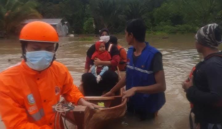 Petugas mengevakuasi warga Desa Ulu Maras, Kecamatan Jemaja Timur yang terjebak banji yang dipicu meluapnya sungai dan bendungan. F.  Boby untuk Batam Pos