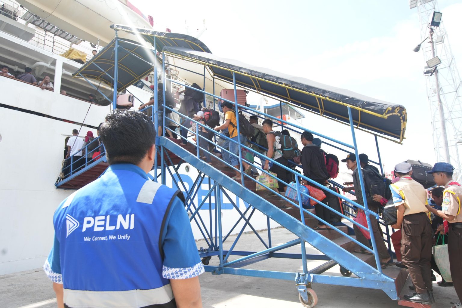 Penumpang hendak masuk ke dalam kapal Pelni. F. Rengga Yuliandra/Batam Pos