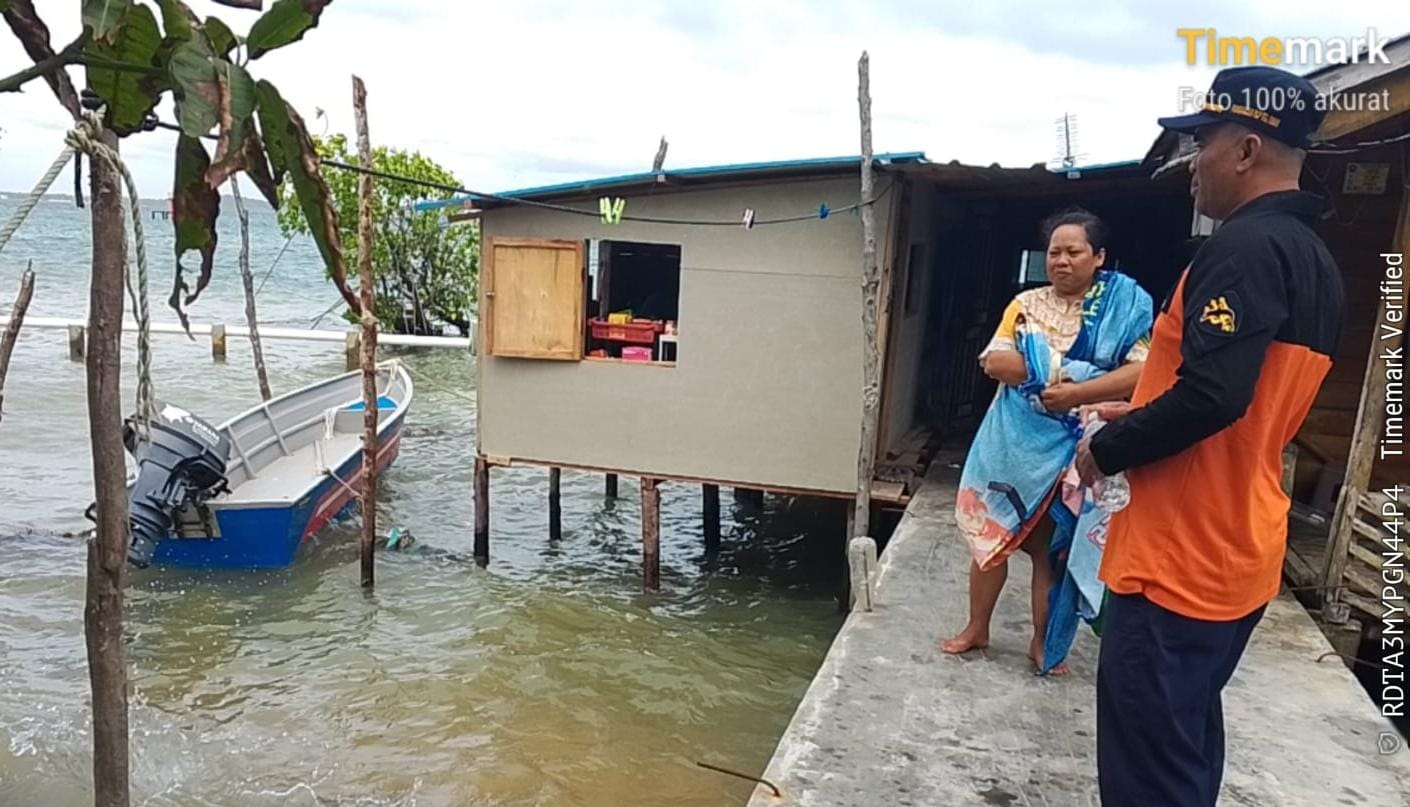 Tim Rescue Pangkalan PLP Tanjunguban melakukan pengecekan lokasi temuan minyak yang mencemari pesisir pantai di Kampung Tanjungtalok, Desa Teluk Sasah, Selasa (6/1/2026). F.Kiriman Pangkalan PLP Tanju