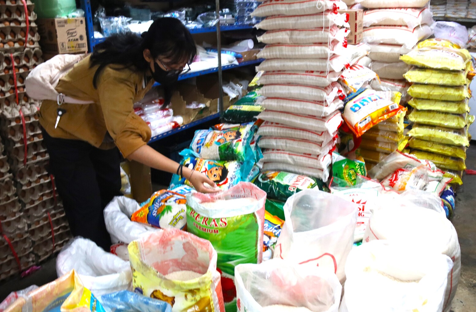 Seorang warga saat memilih beras di Pasar Mustafa Batam Center, Selasa (6/1). Saat ini harga beras mengalami kenaikan.