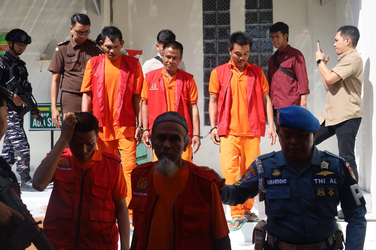 LIMA terdakwa WNA  yang membawa narkotika seberat 704,8 kilogram dituntut mati oleh JPU. Kasus narkoba dominasi kasus di Kejari Karimun. F.JPU KEJARI KARIMUN untuk Batam Pos