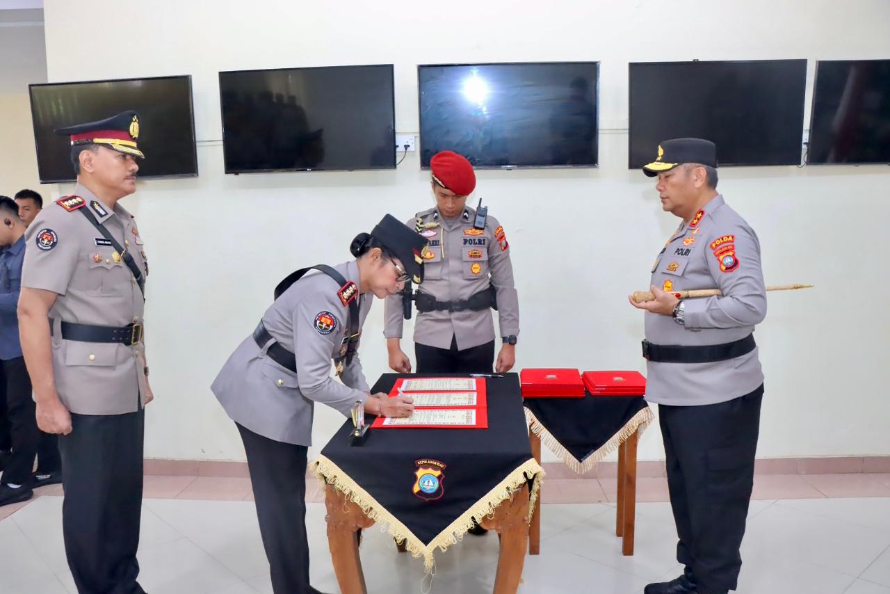 KOMBES Zahwani Pandra Arsyad menjadi Kabidhumas Polda Riau, digantikan Kombes Nona Pricillia Ohei. Sertijab dilaksanakan di Mapolda Kepri, Rabu (7/1/2026). F Yashinta/Batam Pos