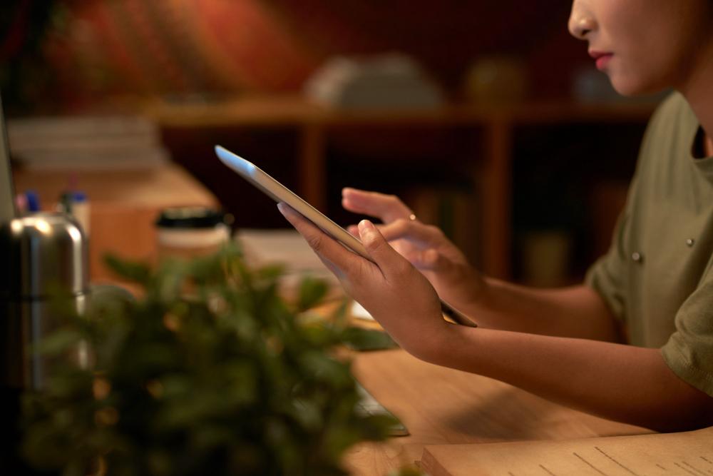 Fenomena infinite scrolling yang dialami banyak kalangan.