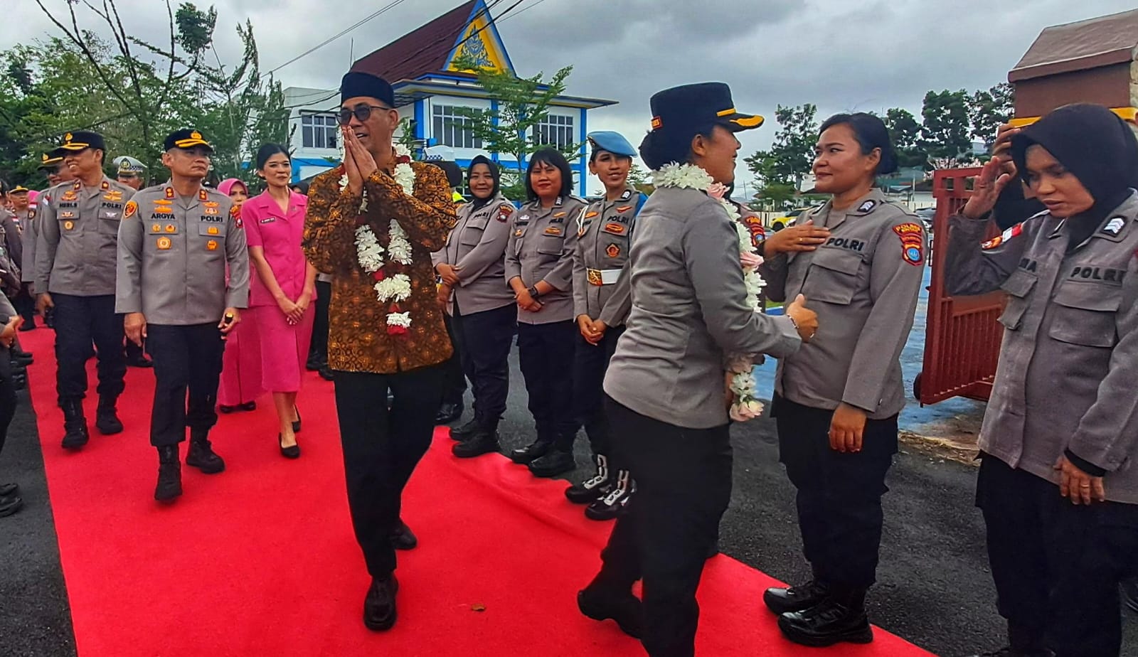 Kapolres Bintan, AKBP Argya Satrya Bhawana, mengantar AKBP Yunita Stevani hingga pintu keluar Mapolres Bintan, Kamis (8/1/2026) sekitar pukul 13.00 WIB. F. Slamet Nofasusanto/Batam Pos