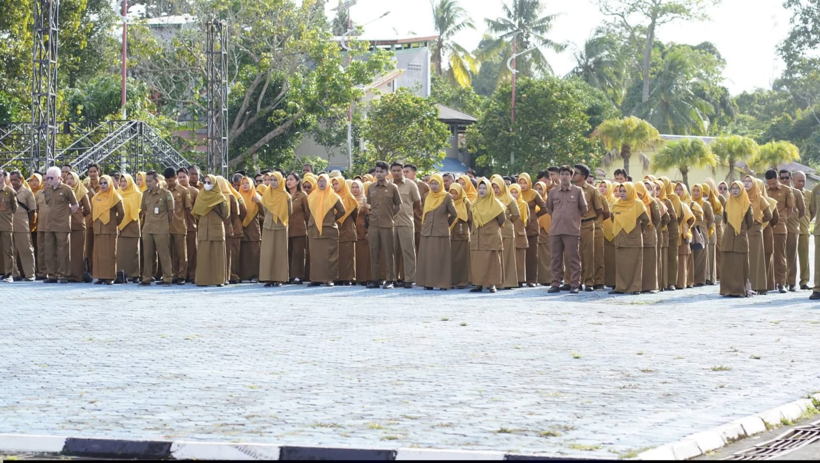 ASN dan PPPK saat melakukan Apel di lapangan kantor Bupati Lingga beberapa waktu lalu. Hingga kini, para ASN, PPK, dan aparatur desa belum gajian. F. Ist untuk Batam Pos