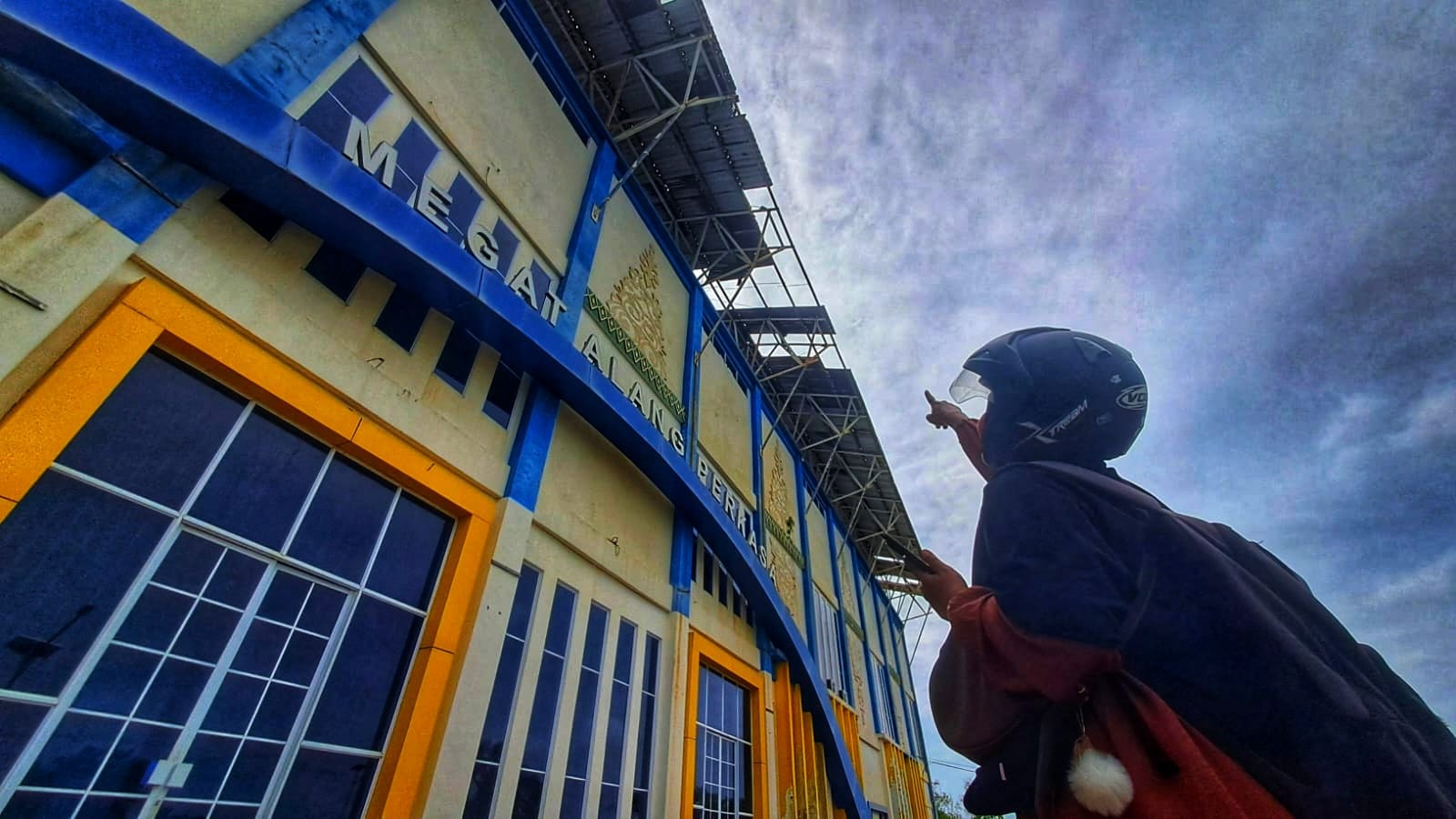 PENGUNJUNG menunjukkan atap tribun Stadion Megat Alang Perkasa di Jalan Busung, Desa Busung, Kecamatan Seri Kuala Lobam, terlihat berkarat dan ada yang lepas. F.Slamet Nofasusanto/Batam Pos.