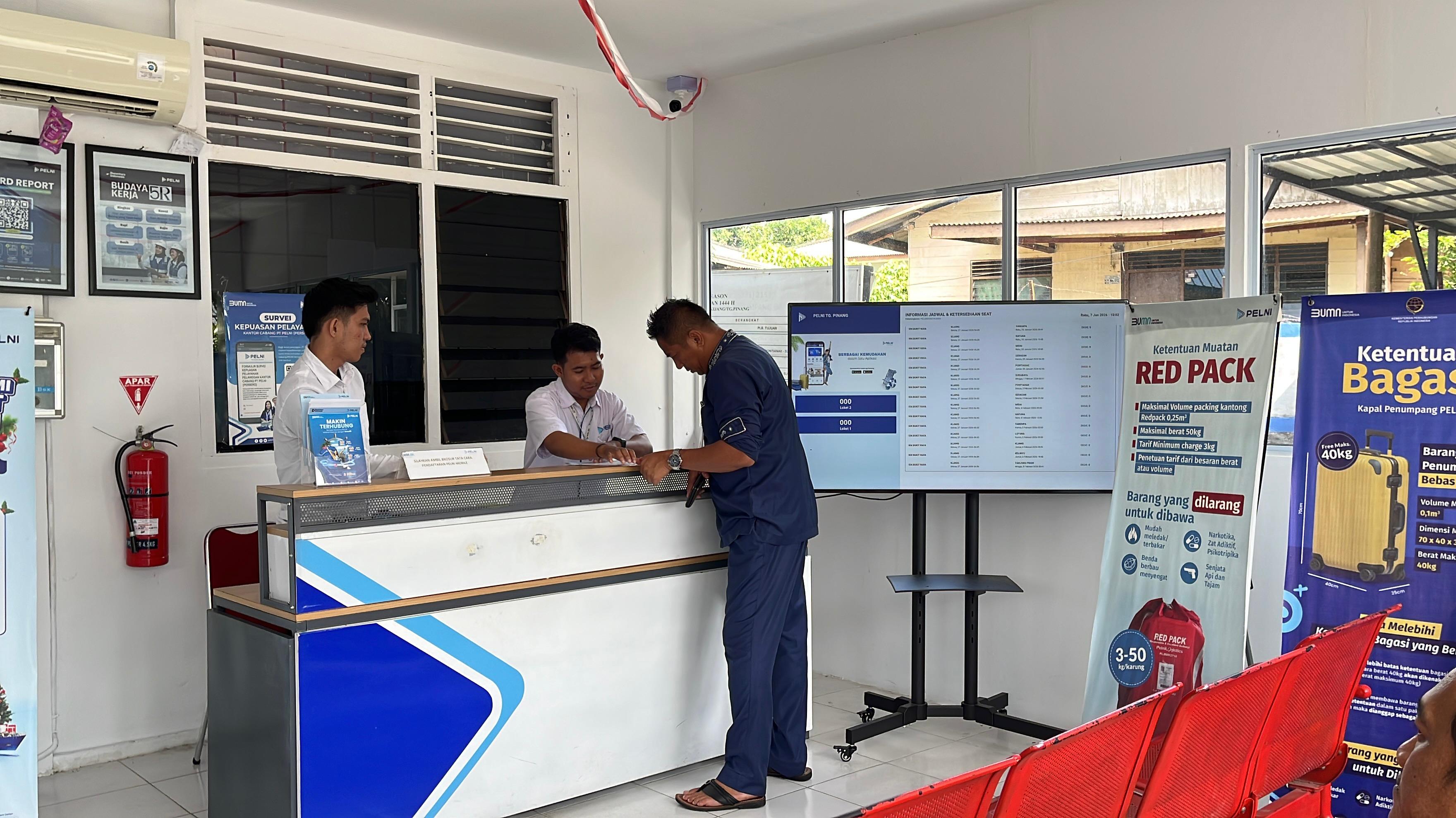 PENUMPANG saat mencari informasi keberangkatan Kapal KM Sabuk Nusantara 48 di Loket Tiket Pelni Tanjungpinang, Rabu (7/1/2026). F. Mohamad Ismail/Batam Pos