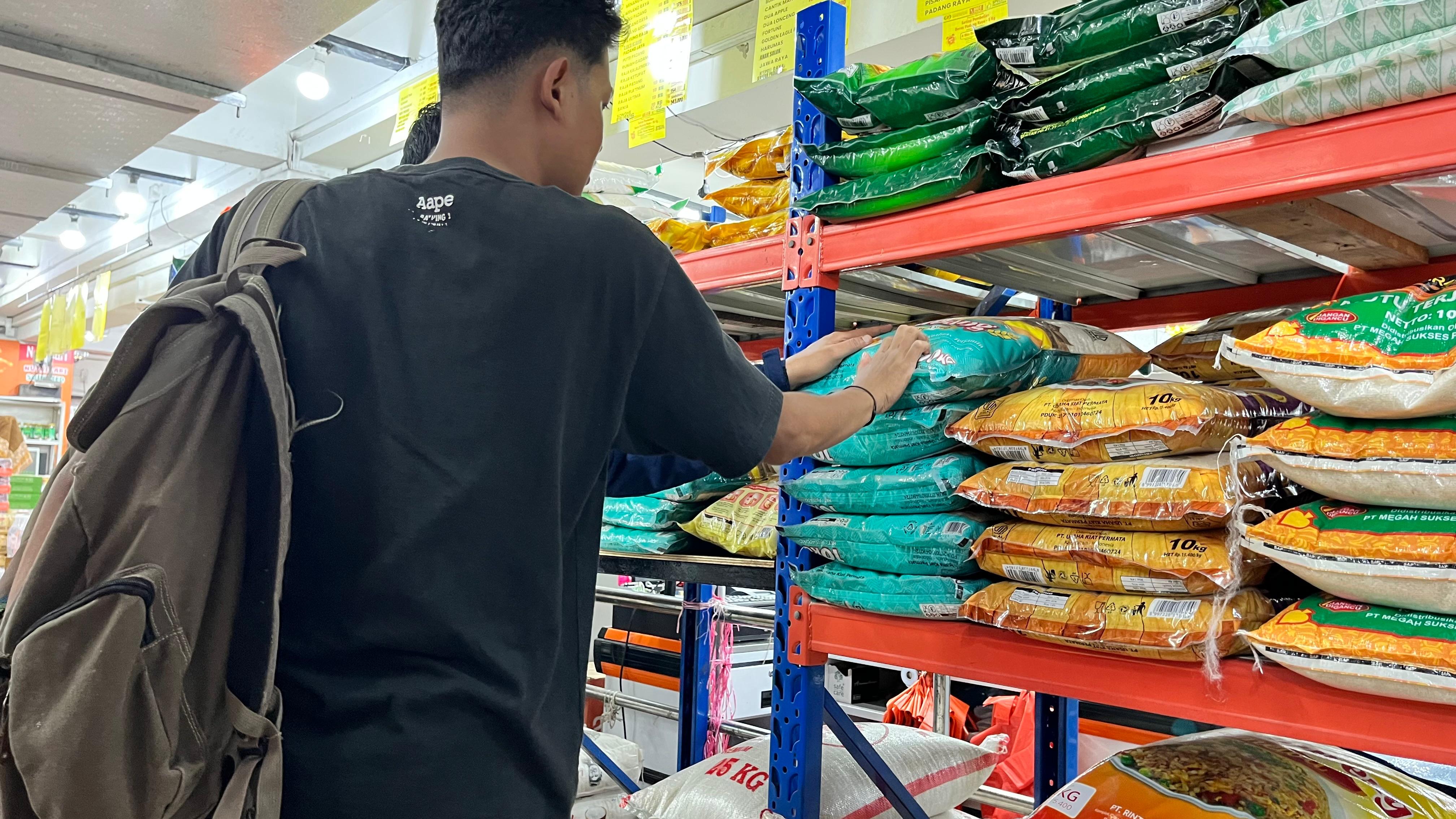 HARGA beras premium asal Batam mengalami kenaikan di Tanjungpinang, Rabu (7/1/2026). F. Mohamad Ismail/Batam Pos