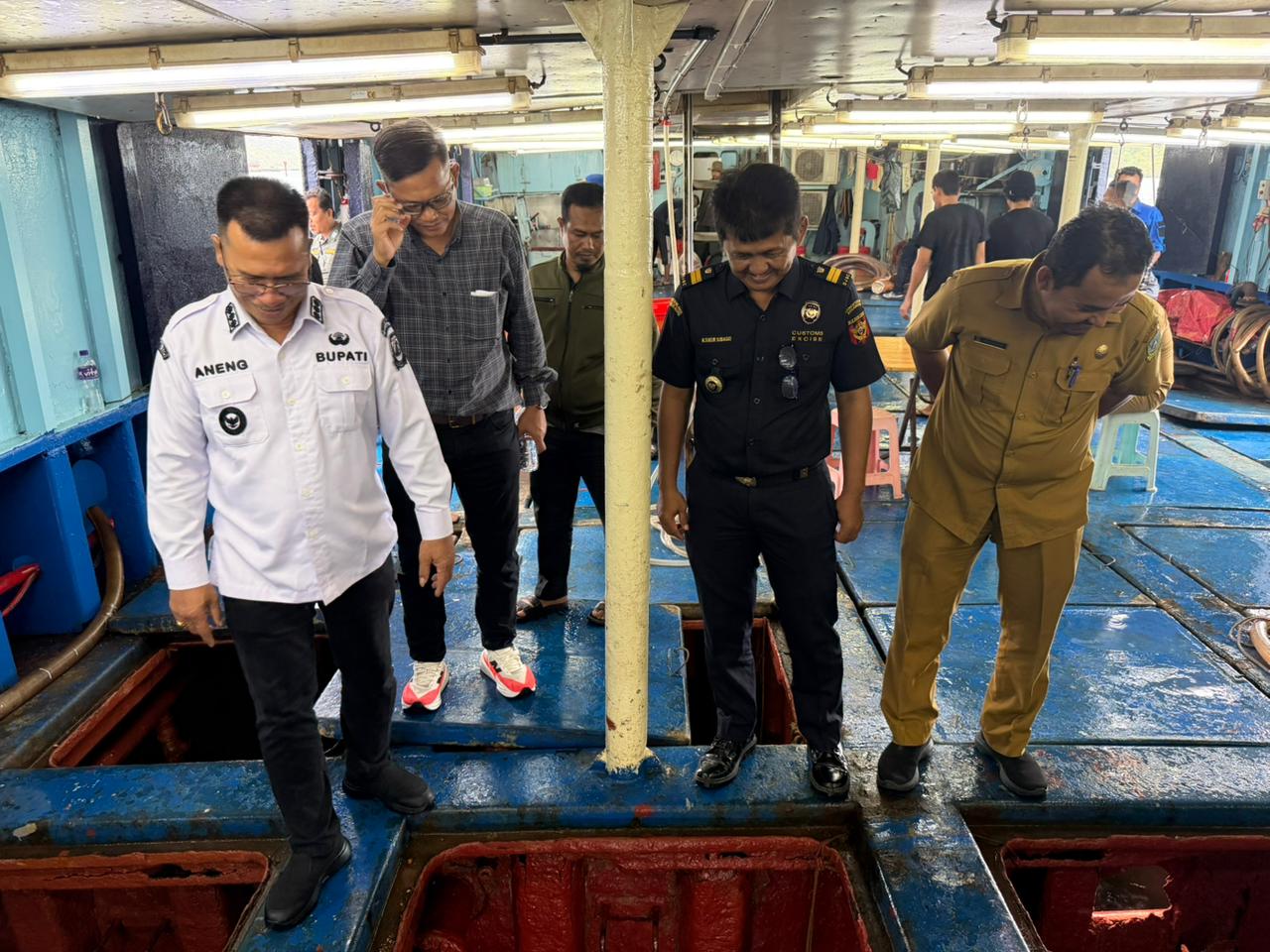BUPATI Anambas Aneng saat mengunjungi budidaya ikan kerapu. Ikan Kerapu asal Anambas mulai diekspor kxmbali ke Hong Kong. F Ihsan/Batam Pos