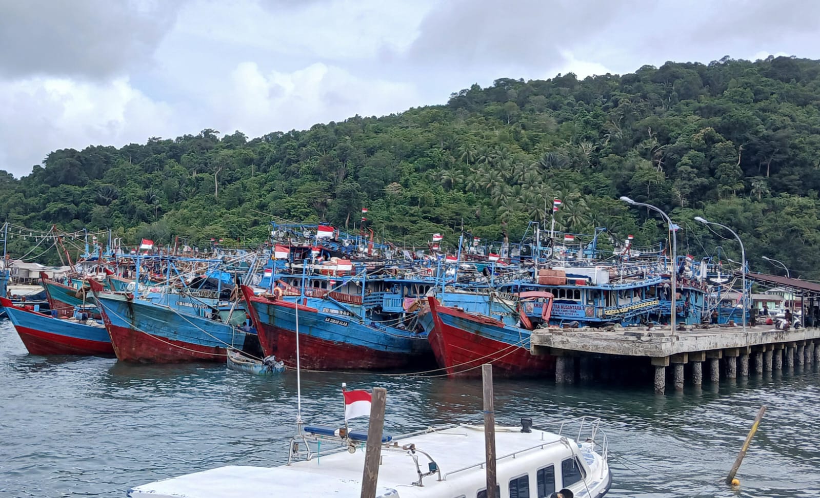 Kapal nelayan bersandar di Pelabuhan Antang, Siantan. Pasokan ikan dari Anambas gagal dikirim ke Kijang akibat cuaca ekstrem. F. Ihsan Imaduddin/Batam Pos