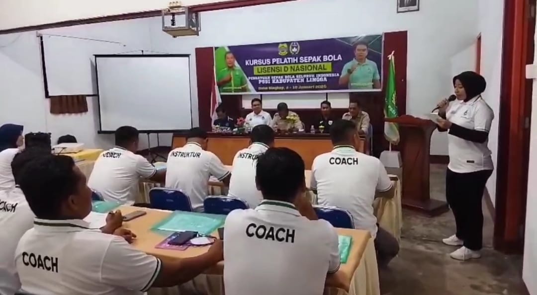 Kegiatan kursus pelatih sepak bola berlisensi yang diselenggarakan oleh Askab PSSI Lingga, Rabu 7 Januari 2026. F. Vatawari/BATAM POS