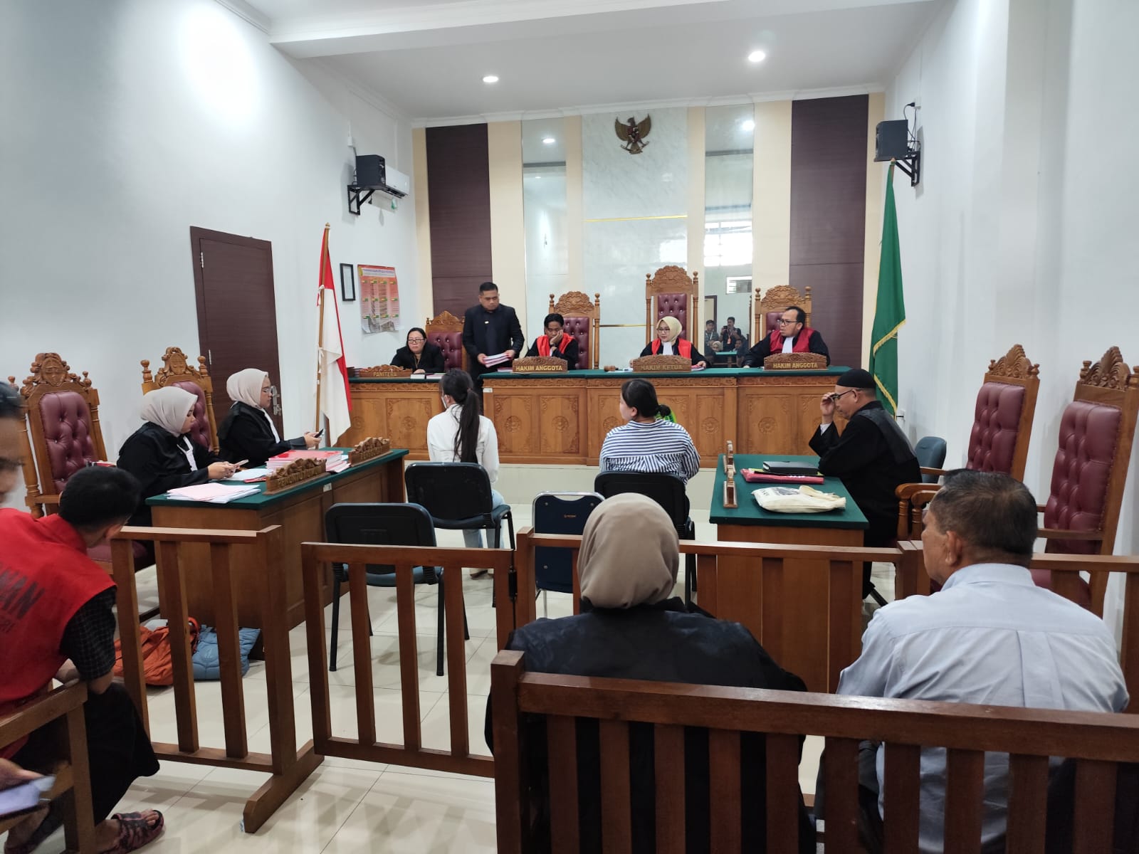 SIDANG dengan kasus pengeroyokan di PN Tanjungpinang. Pemanggilan saksi melalui WA menjadi sorotan dan terpaksa ditunda. F M Ismail/Batam Pos