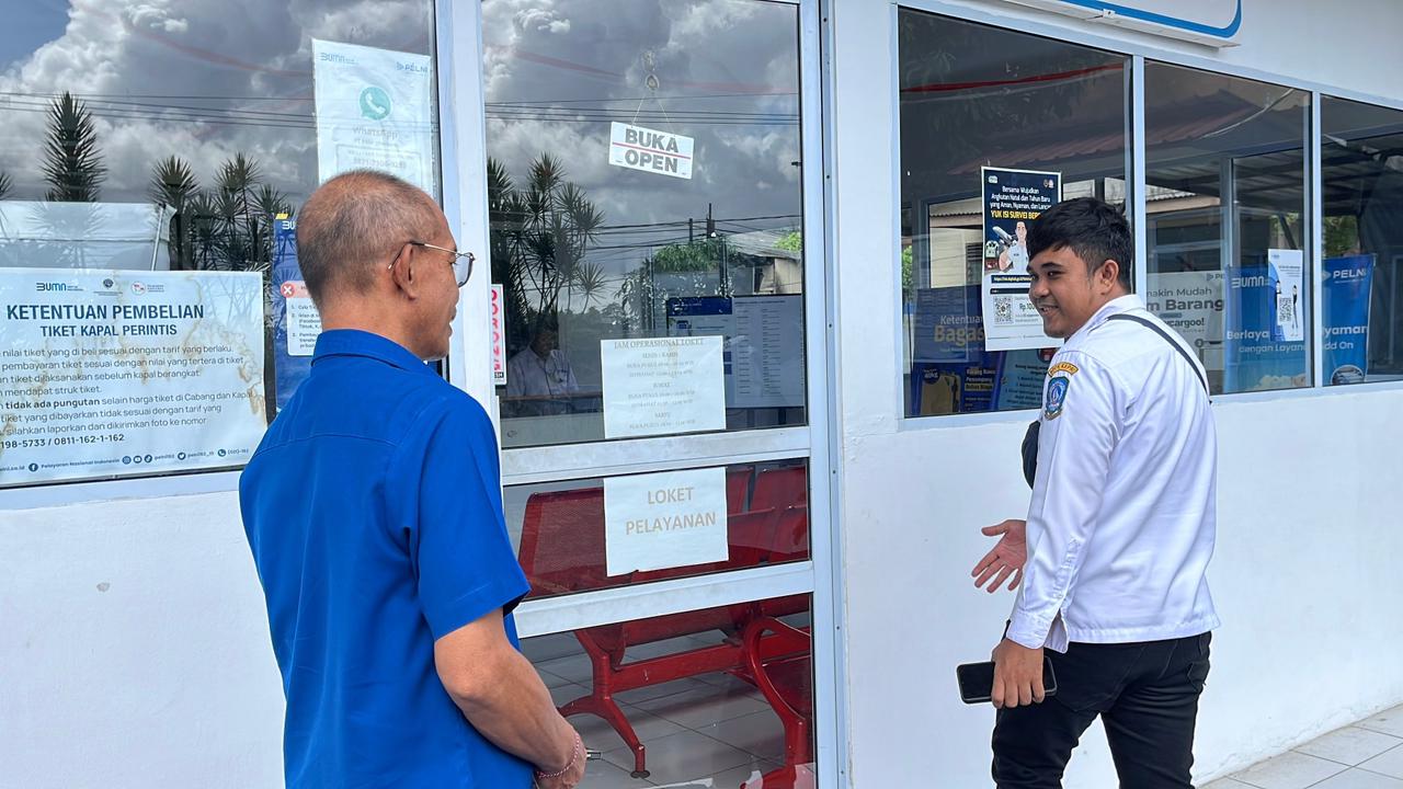 SATU calon penumpang terpantau hendak membeli tiket KM Bukit Raya di konter Pelni Tanjungpinang, kemarin. F Ihsan Imaduddin/Batam Pos