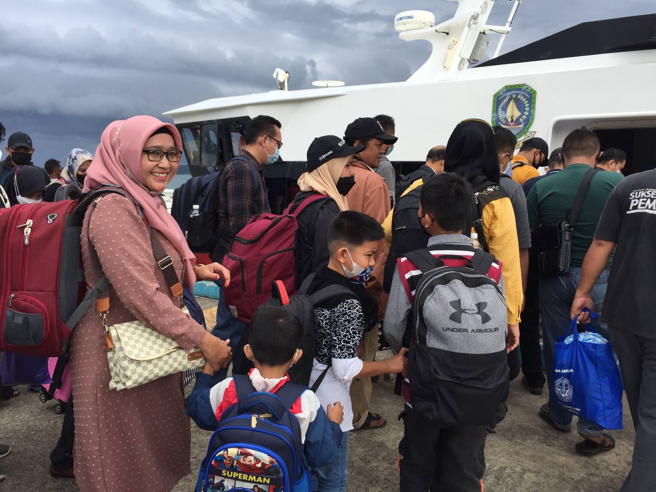 Ilustrasi saat sejumlah warga Kabupaten Lingga antre di Pelabuhan Jagoh untuk naik ke atas kapal. F. Vatawari/Batam Pos