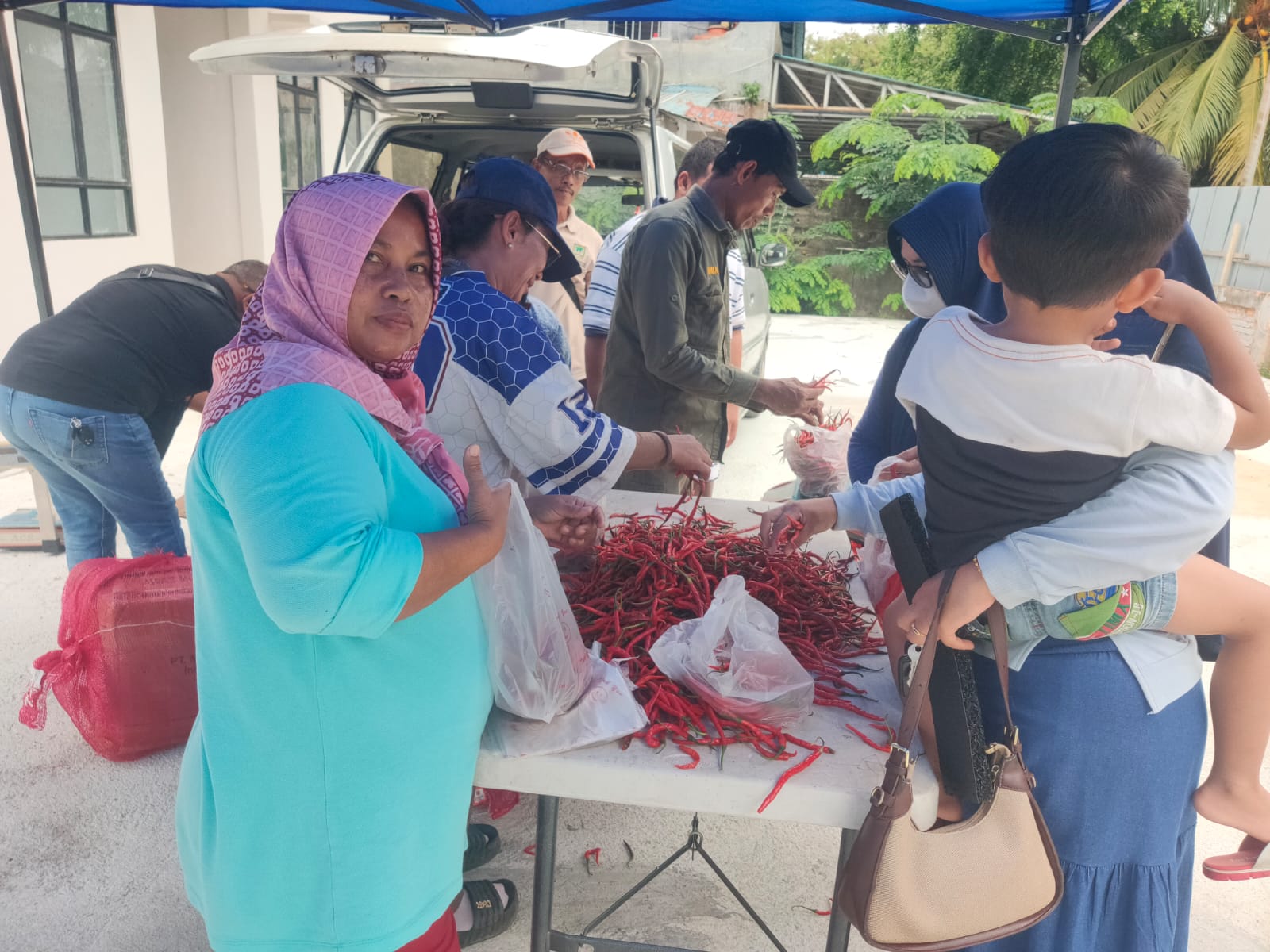 Warga membeli cabai yang dijual saat operasi pasar khusus cabai di depan Kantor Lurah Belian, Kecamatan Batam Kota, Kamis (8/1).