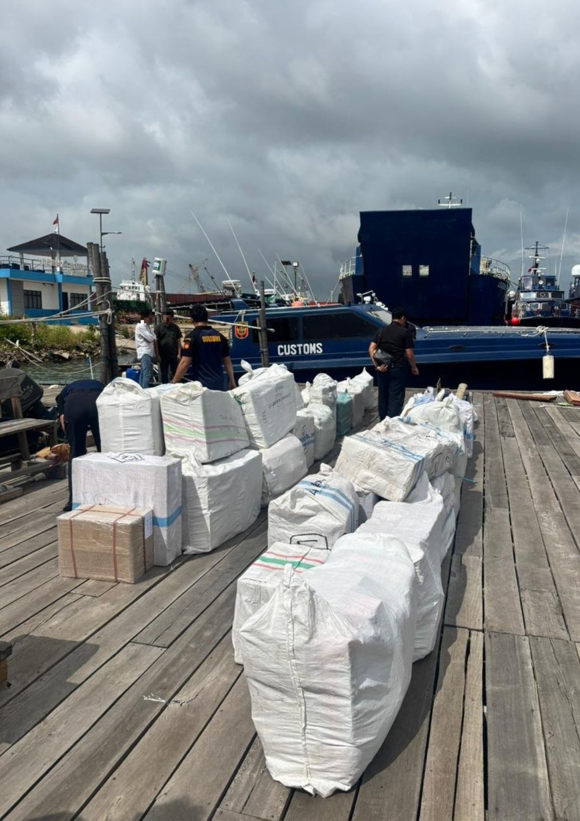 BEA CUKAI Batam amankan barang hasil penyelundupan dari Laut Tanjunguban. F Eusebius Sara/Batam Pos