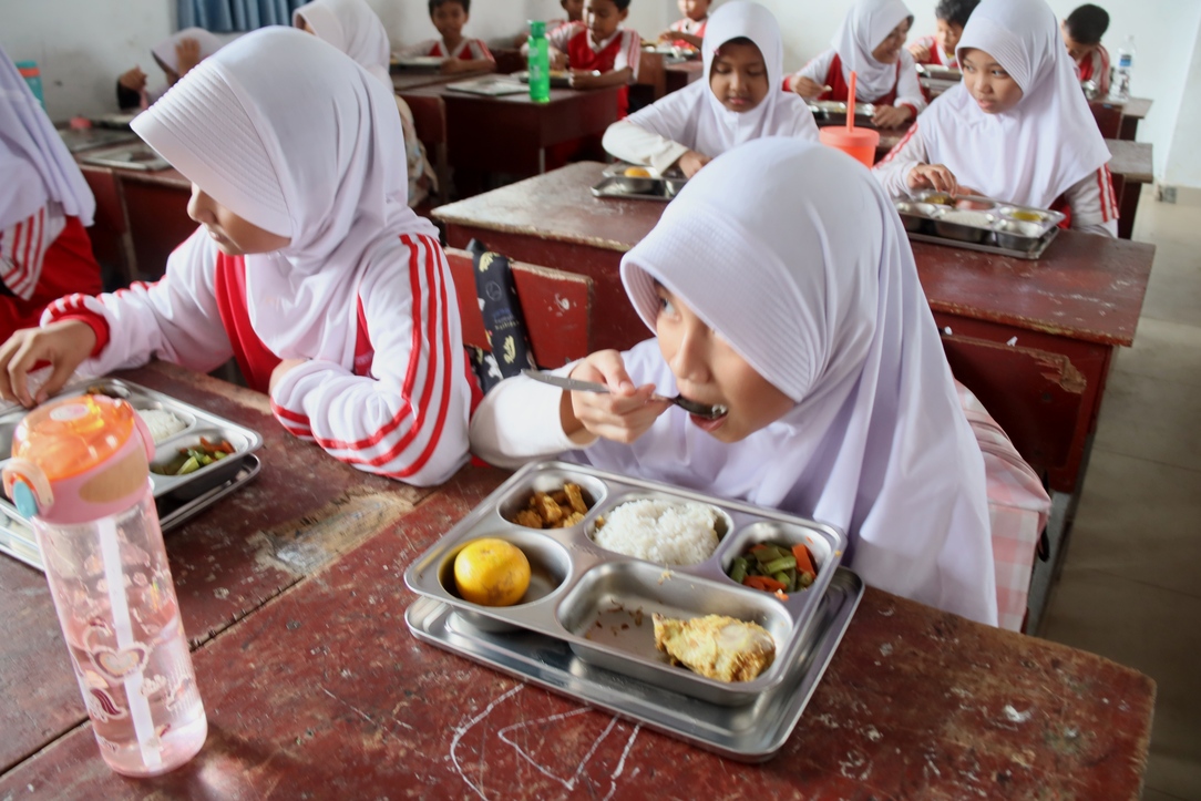 Murid Sekolah Dasar Negeri 010 Batam Kota saat menikmati Makanan Bergizi Gratis, Kamis(7/1).