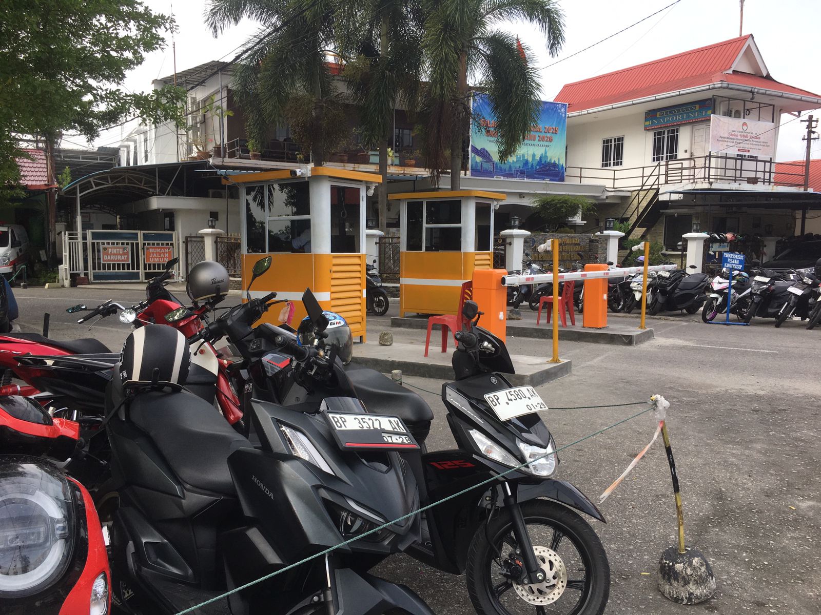LOKASI parkir tertata rapi dan harga karcis parkir kembali sesuai dengan Perda No 9/2023 dengan tarif progresif Rp1000 per 4 jam di Karimun. F TRI HARYONO/BATAMPOS