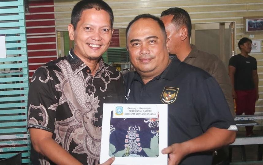 Wakil Bupati Kepulauan Anambas, Raja Bayu, secara resmi melepas Perwira Penghubung (Pabung) Kodim 0318/Natuna, Letkol Inf Ali Ramadhan Siregar. F Ihsan Imaduddin/Batam Pos