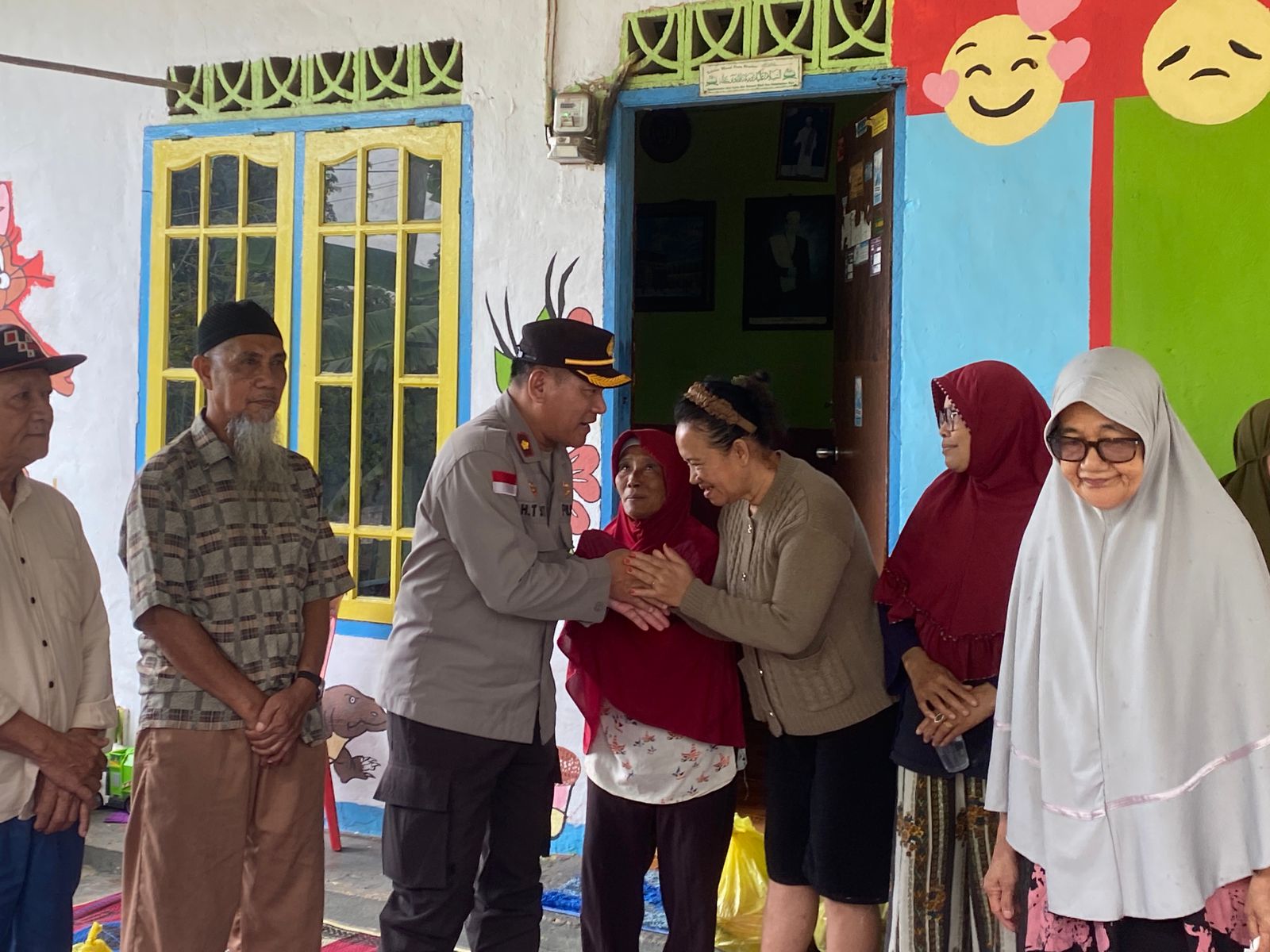 Kapolsek Sekupang Kompol Hippal Tua Sirait menyerahkan bantuan sembako kepada lansia di RW 006, Kelurahan Tanjung Riau, Kecamatan Sekupang. F. Rengga Yuliandra/Batam Pos