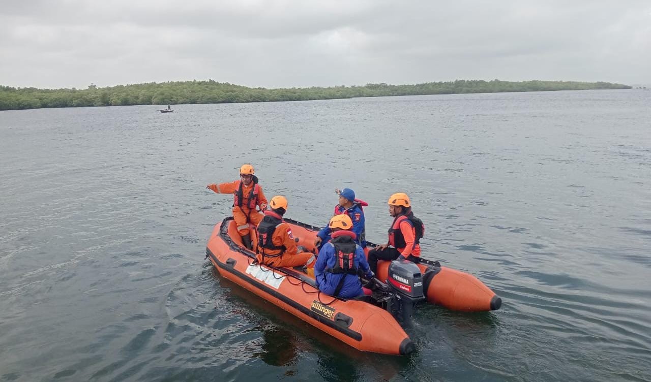 TIM SAR Gabungan masih terus melakukan pencarian terhadap warga Desa Berakit, Top, yang hilang sejak Senin (5/1/2026). F. Syafril untuk Batam Pos.