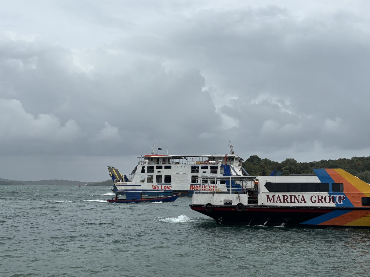 Kapal penumpang melintas di perairan Pulau Ngenang, Batam.