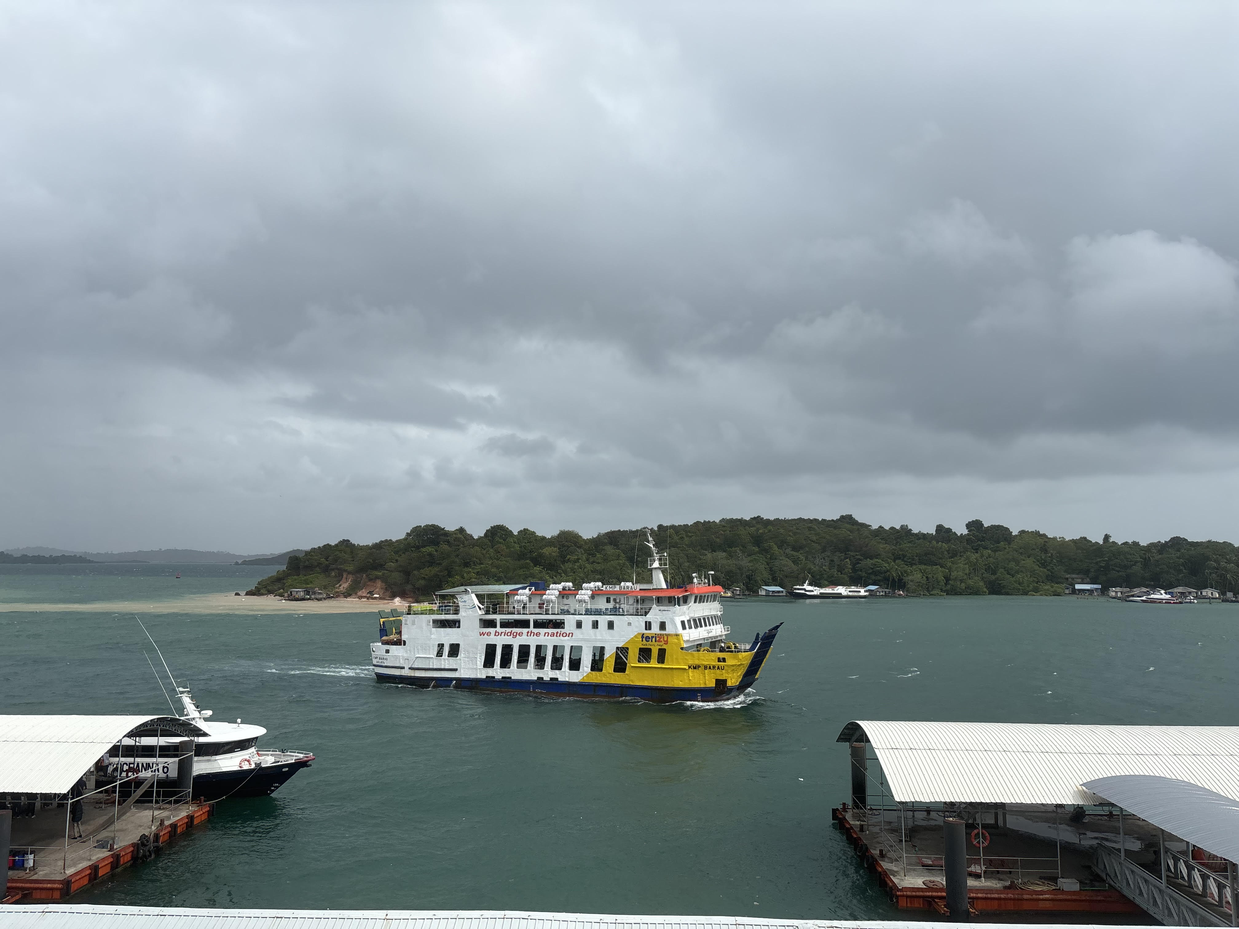 Kapal Roro sandar di Pelabuhan Telaga Punggur, Batam. Cuaca buruk di perairan Kepri membuat jadwal penyeberangan rute Punggur&ndash;Uban diusulkan berubah menjadi setiap 1,5 jam. F. Yashinta/Batam Pos