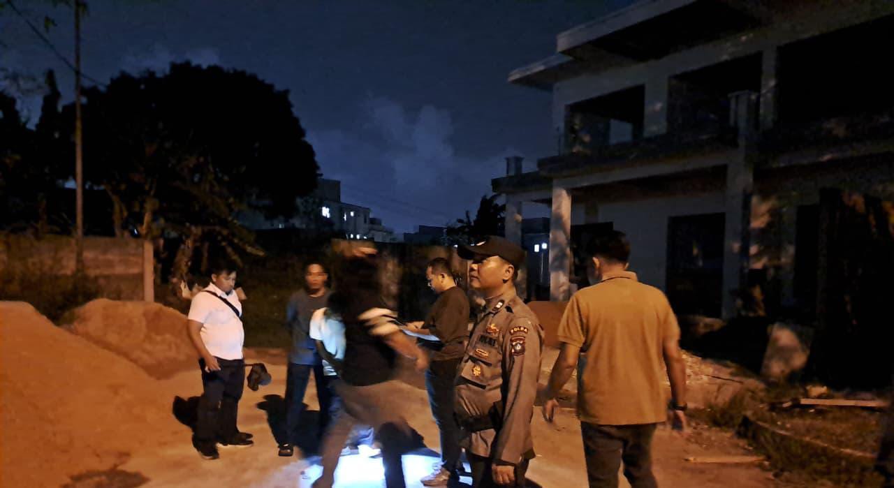 Petugas kepolisian melakukan pemeriksaan di lokasi lahan kosong belakang Perumahan Crown Hill, Batam Kota, tempat terjadinya penikaman yang menewaskan seorang penjaga lahan. F. Eusebius Sara/Batam Pos