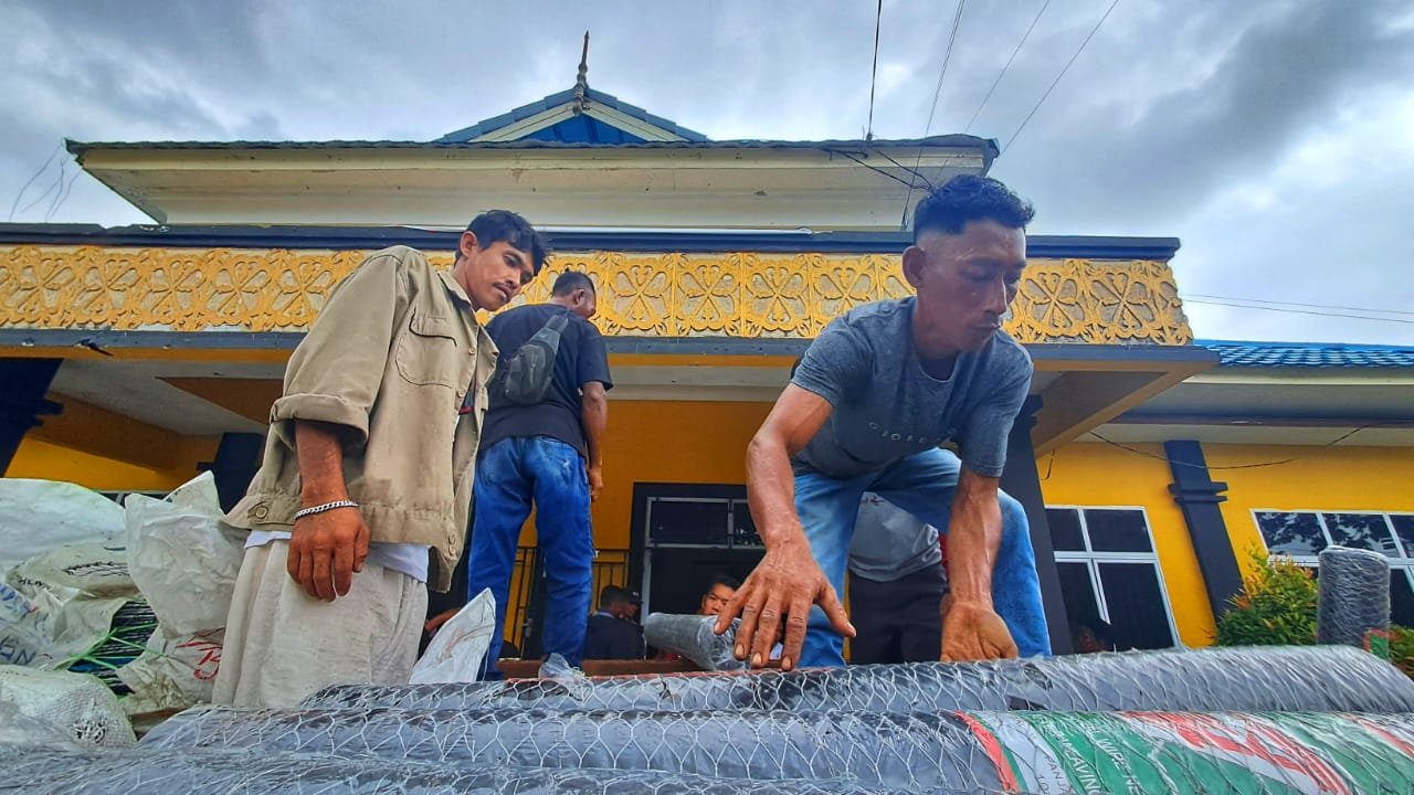 NELAYAN mendapat bantuan roll kawat bubu dan diserahkan di aula Kantor Camat Seri Kuala Lobam, Jumat (9/1/2026). F.Slamet Nofasusanto/Batam Pos