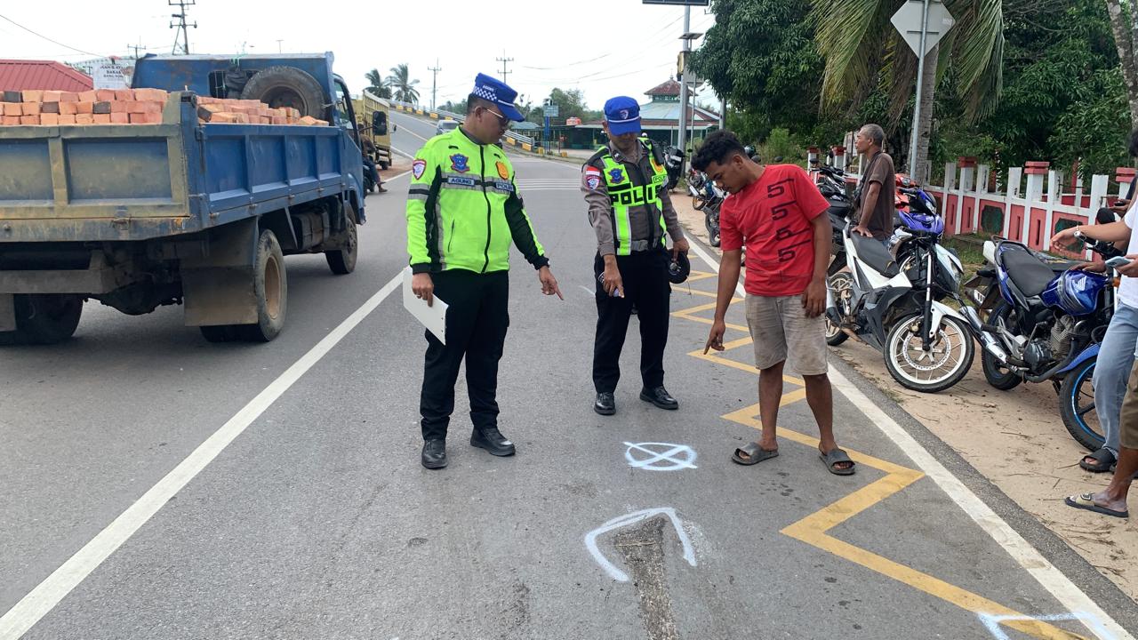 Polisi melakukan olah TKP lakalantas di Jalan Lintas Barat, Desa Kuala Sempang, Kecamatan Seri Kuala Lobam, Bintan pada Sabtu (10/1/2026) sekitar pukul 12.20 WIB. F. Kiriman Bako untuk Batam Pos