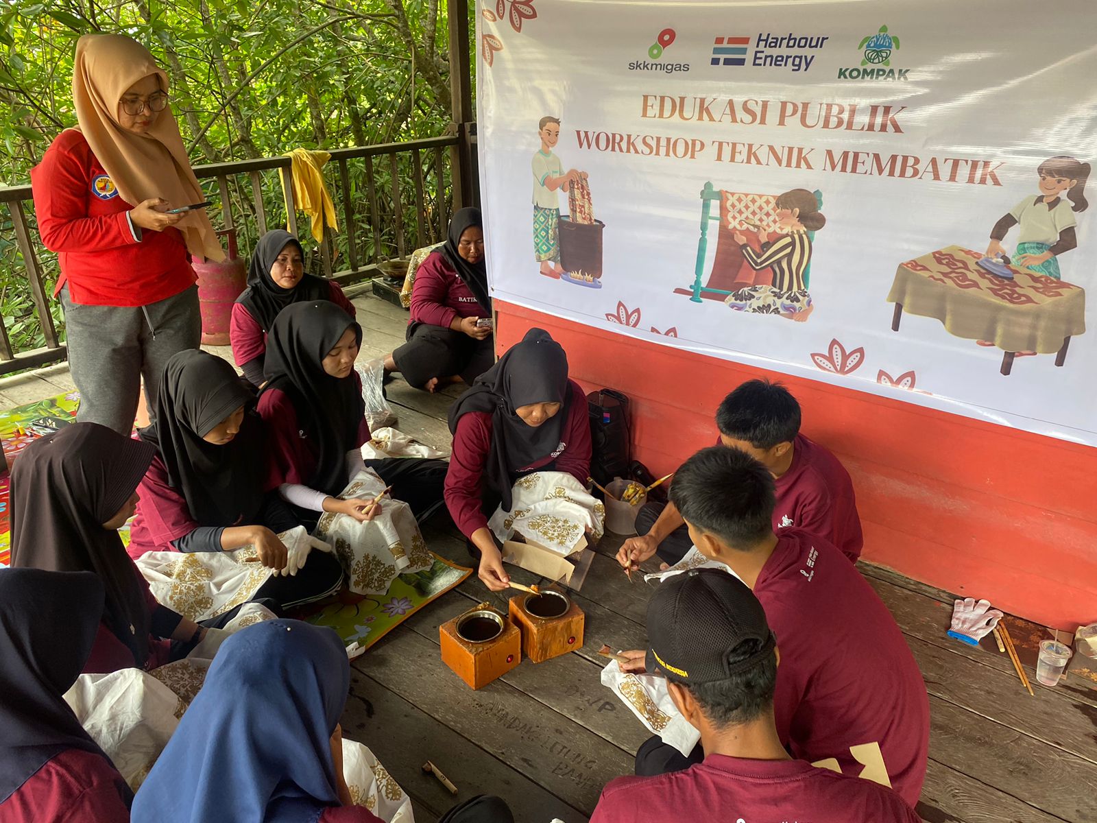 SEJUMLAH pelajar antusias mengikuti workshop Batik Mangrove yang digelar oleh Harbour Energi, Jumat, (9/1/2026).