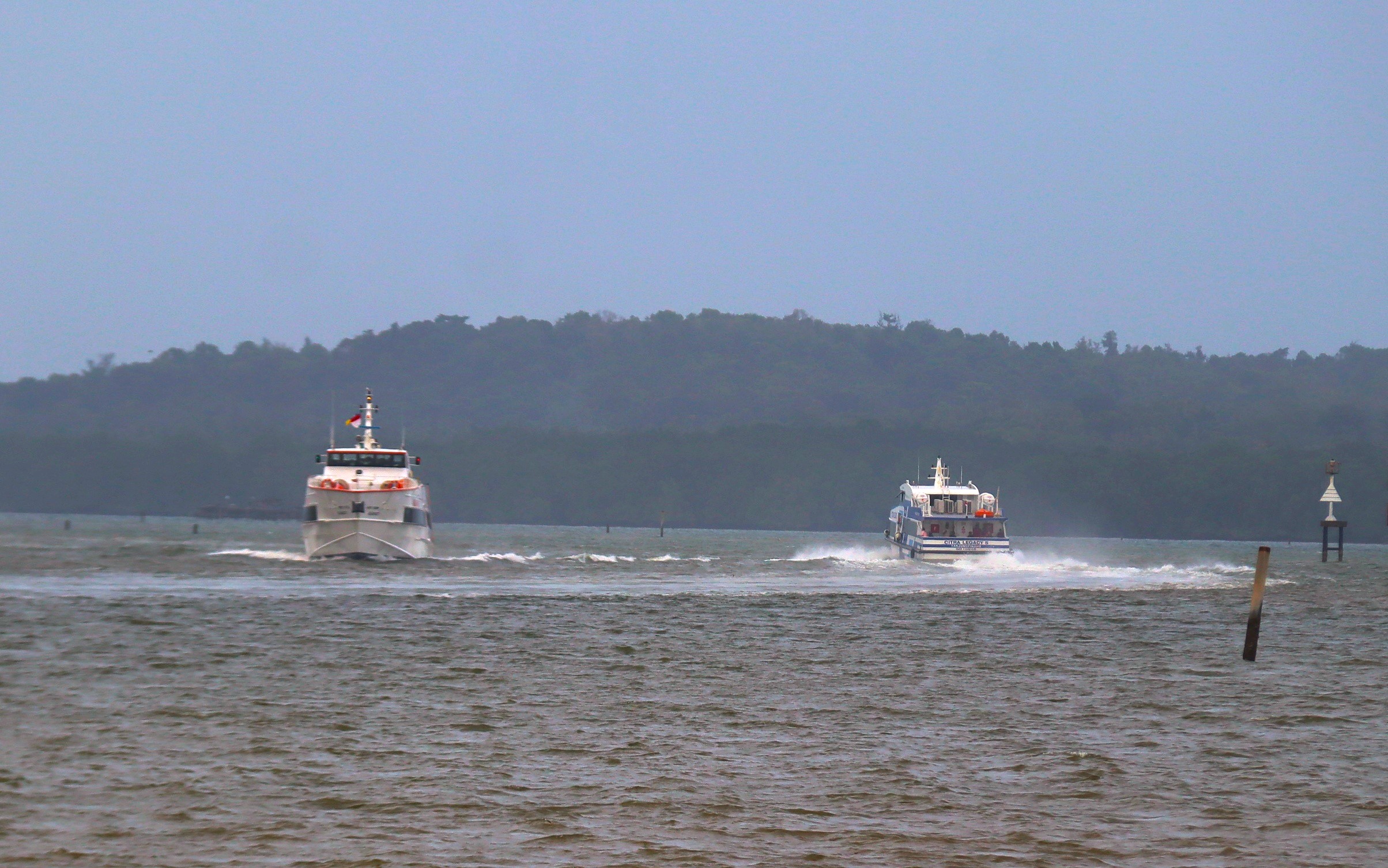 Kapal ferry Batam-Singapura dan juga Batam-Malaysia melintas di perairan Batam saat meninnggalkan dan tiba di Pelabuhan Internasional Batam Center, Rabu (7/1).