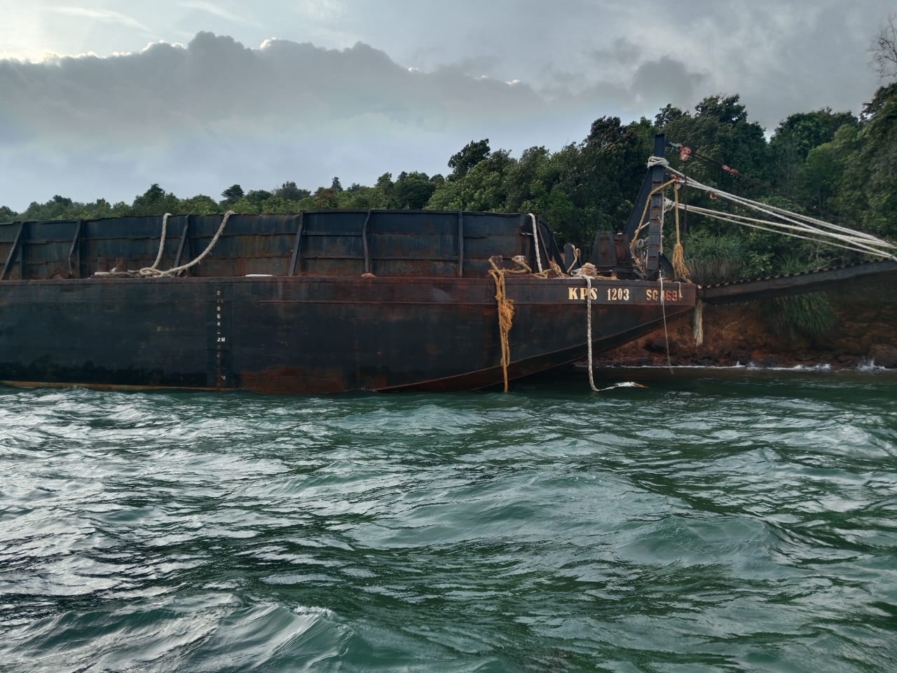 Tongkang tua tanpa awak terlihat hanyut mendekati permukiman nelayan di Pulau Raja, Kecamatan Nongsa, Batam. F. kiriman warga untuk Batam Pos