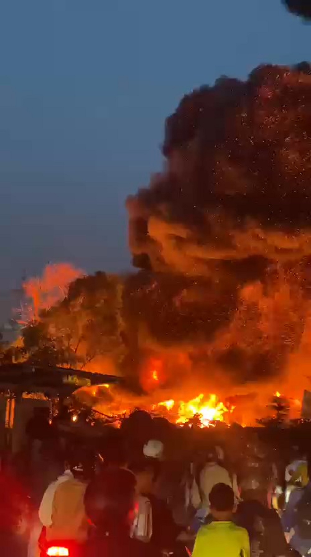 Asap hitam membumbung tinggi saat kebakaran melanda bengkel ban di Jalan Brigjen Katamso, Tanjunguncang, Batam, Sabtu (10/1) sore. F. Kiriman warga