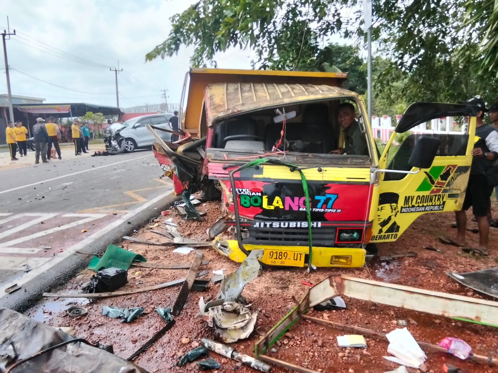 Truk dan mobil Toyota Avanza yang terlibat kecelakaan di Jalan Lintas Barat, Desa Kuala Sempang, Kecamatan Seri Kuala Lobam, Bintan, pada Sabtu (10/1/2026) siang. F. Slamet Nofasusanto/Batam Pos