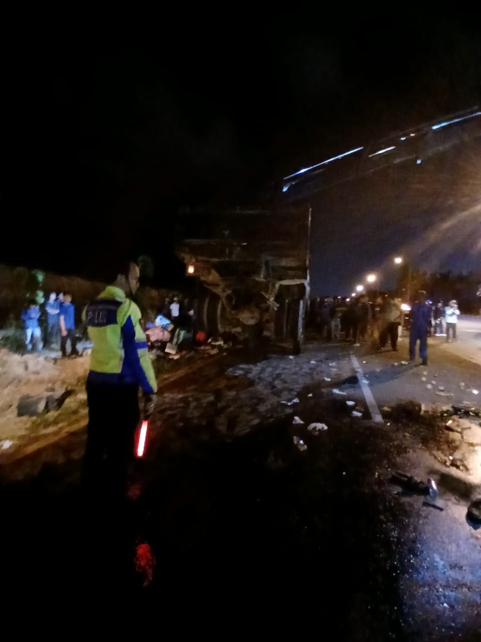Polisi lalu lintas mengamankan lokasi kecelakaan dua truk di Jalan Jenderal Sudirman, Batam, Jumat (9/1) malam. F. kiriman warga untuk Batam Pos