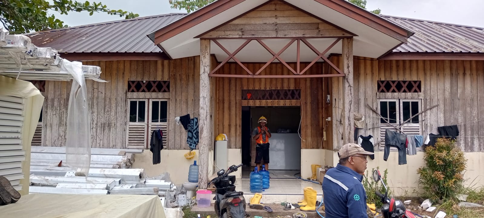 Bekas kantor UPTD DPP Kabupaten Anambas di Jemaja telah disulap menjadi mess dan gudang kontraktor pembangunan dapur MBG. F. Gultom untuk Batam Pos