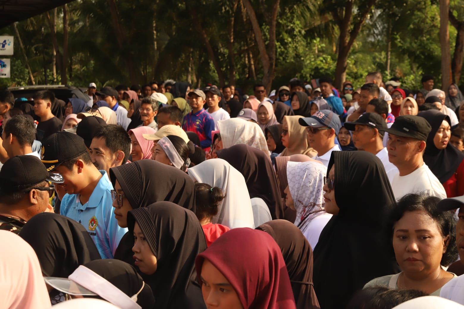Masyarakat Bintan dan Tanjungpinnag saat memeriahkan jalan sehat kerukunan Kemenag Kepri, Sabtu (10/1). F. Humas Kemenag Kepri untuk Batam Pos