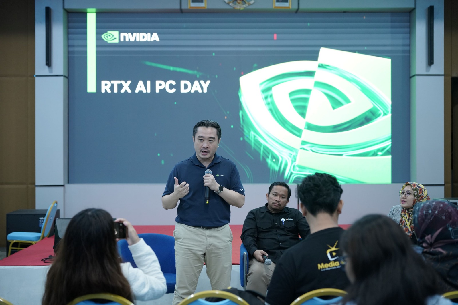 County Consumer Business Lead NVIDIA Indonesia, Adrian Lesmono, saat memberikan pemaparan literasi AI di Politeknik Negeri Batam. F. Arjuna/Batam Pos