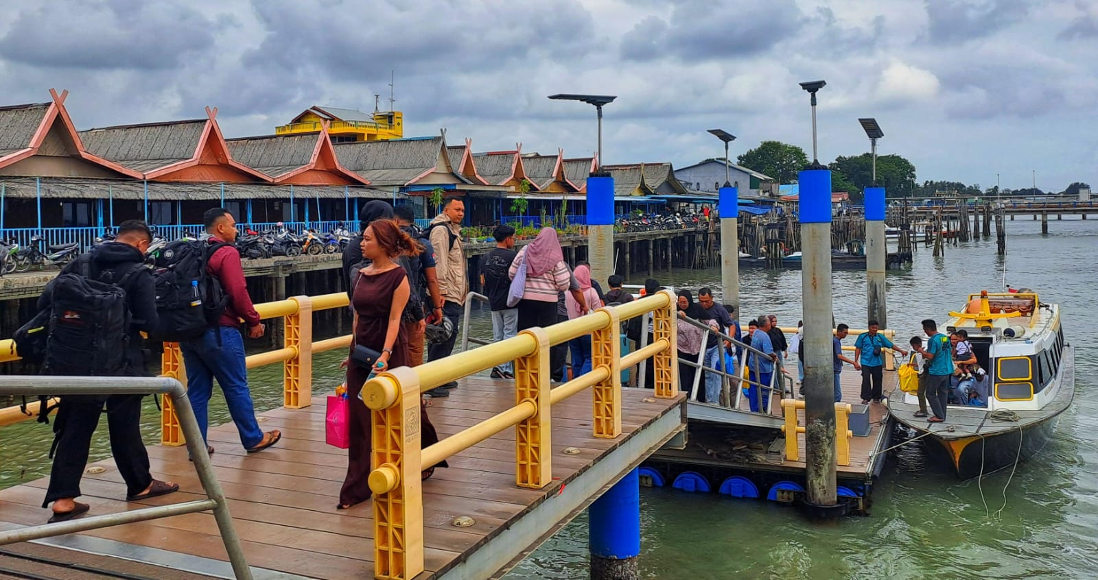 Penumpang yang tiba dan berangkat di Pelabuhan Bulang Linggi, Tanjunguban. F. Slamet Nofasusanto/Batam Pos