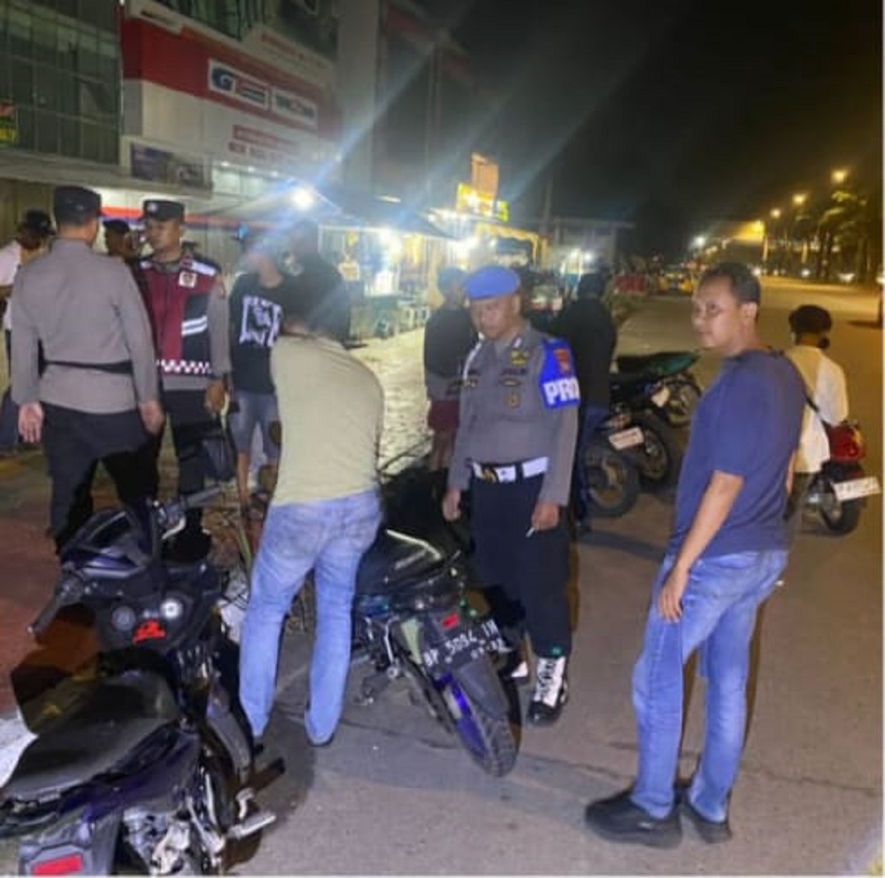 Petugas Polsek Sekupang mengamankan sepeda motor berknalpot brong saat Kegiatan Cipta Kondisi dan KRYD di sejumlah titik rawan pelanggaran, Sabtu (10/1) malam. F. Polsek Sekupang untuk Batam Pos