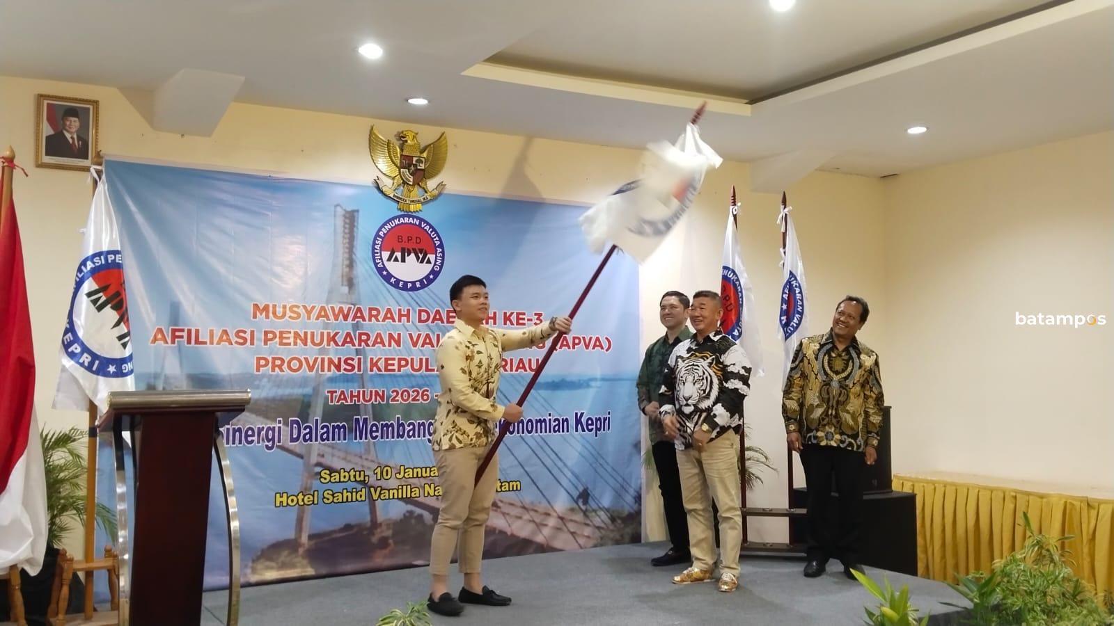 Tandias Pangestu mengibarkan pataka APVA usai terpilih sebagai Ketua APVA Provinsi Kepulauan Riau periode 2026&ndash;2030 di Hotel Sahid Vanilla Nagoya, Batam, Sabtu (10/1). F. Rengga Yuliandra/Batam Pos