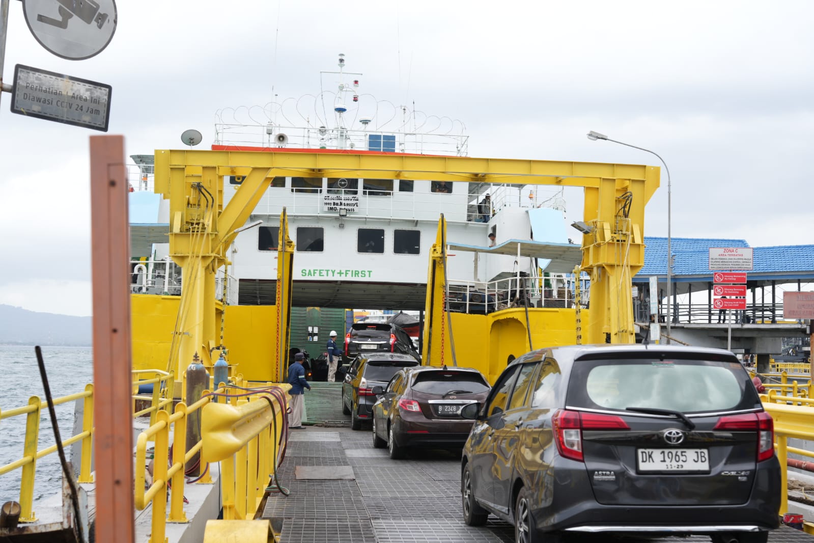 Aktivitas penumpang dan kendaraan di pelabuhan penyeberangan ASDP saat angkutan Natal dan Tahun Baru 2025/2026. F. Istimewa