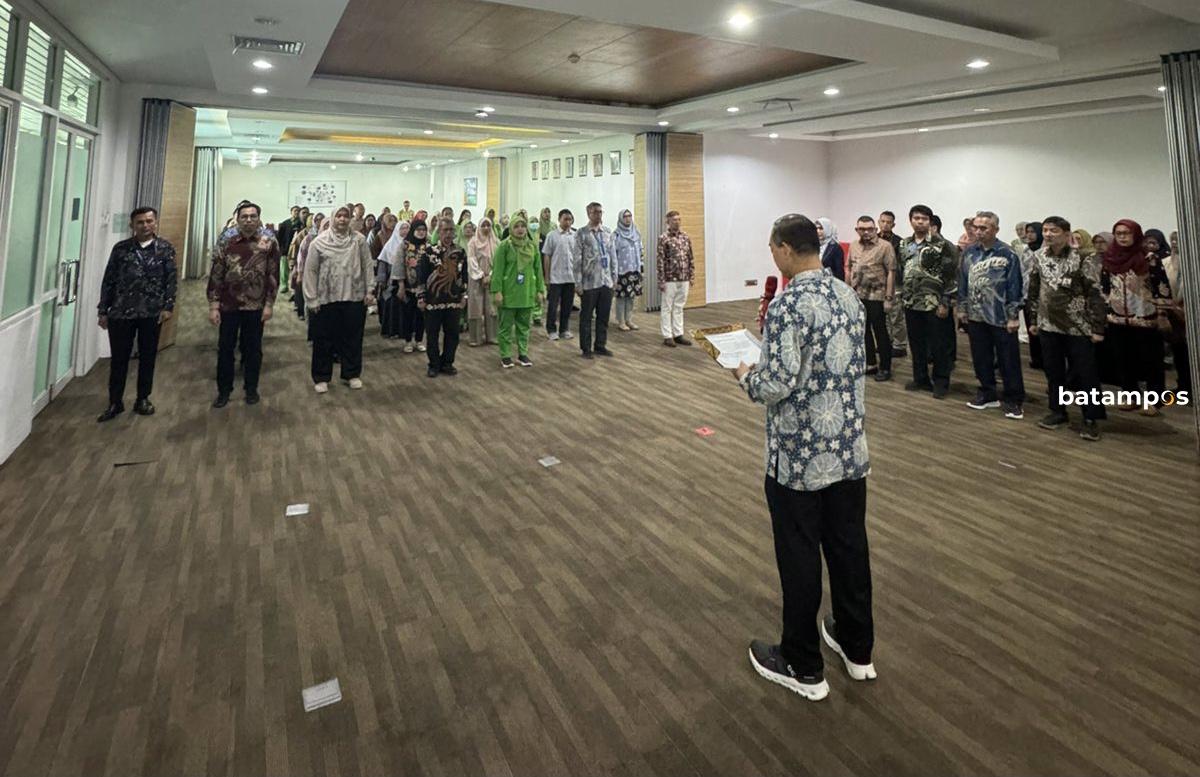 RSBP Batam menggelar pembacaan Janji Komitmen Pelayanan Prima yang dipimpin langsung Direktur RSBP Batam, dr. Tanto Budiharto, Rabu (7/1) sore di Ruang Habibie, Lantai 4 RSBP Batam.