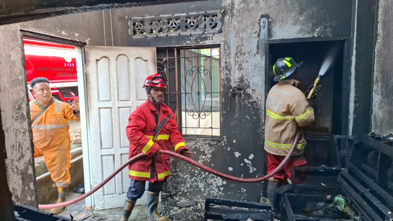 Petugas Damkar melakukan penyemprotan air di lokasi toko yang terbakar di Jalan Kampung Harapan, Desa Teluk Sasah, Bintan pada Sabtu (10/1/2026) sore. F. Damkar Tanjunguban untuk Batam Pos