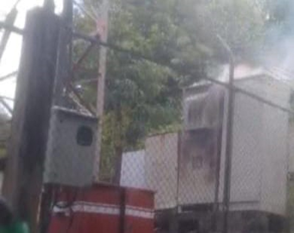 Tower Telkomsel di Desa Mensanak saat mengalami kebakaran, Senin (17/11). F. Istimewa