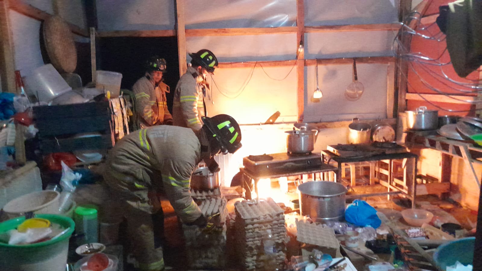 Petugas Damkar memadamkan api di Warung Makan Berkah Bude Tini, Bintan Utara, Sabtu (10/1/2026) malam. F. Damkar Tanjunguban untuk Batam Pos