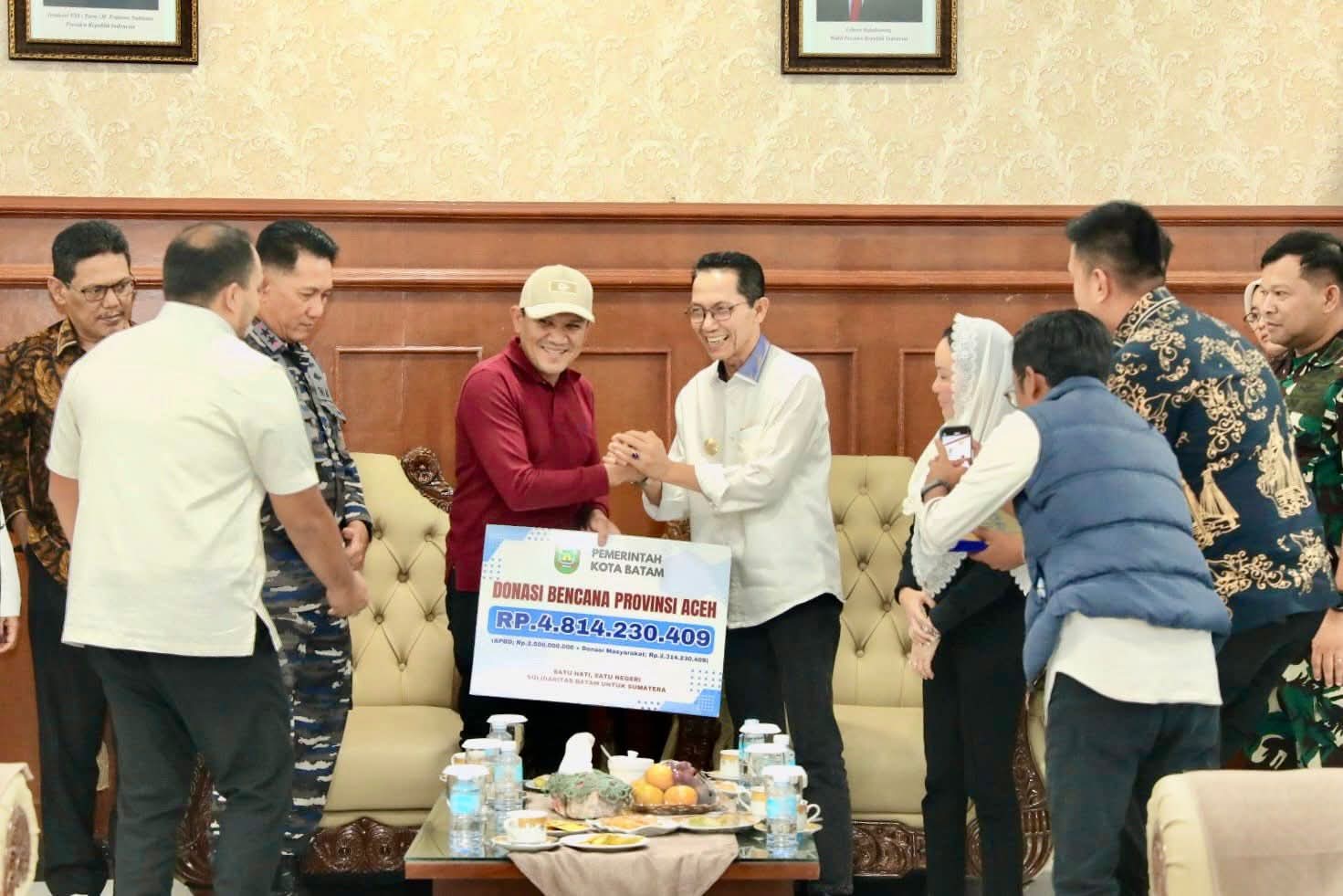 Pemerintah Kota Batam menyerahkan langsung bantuan kemanusiaan senilai Rp4,8 miliar untuk korban bencana alam di Provinsi Aceh di Banda Aceh, Jumat (Jumat (9/1).