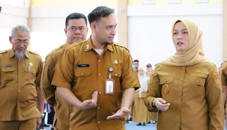 WAKIL Bupati Bintan, Deby Maryanti bersama Kepala Dinas PMD Bintan, Firman Setyawan saat Peringatan Hari Desa di Bintan di aula Kantor Bupati Bintan, Bintan Buyu, Senin (12/1/2026). F.Fandy