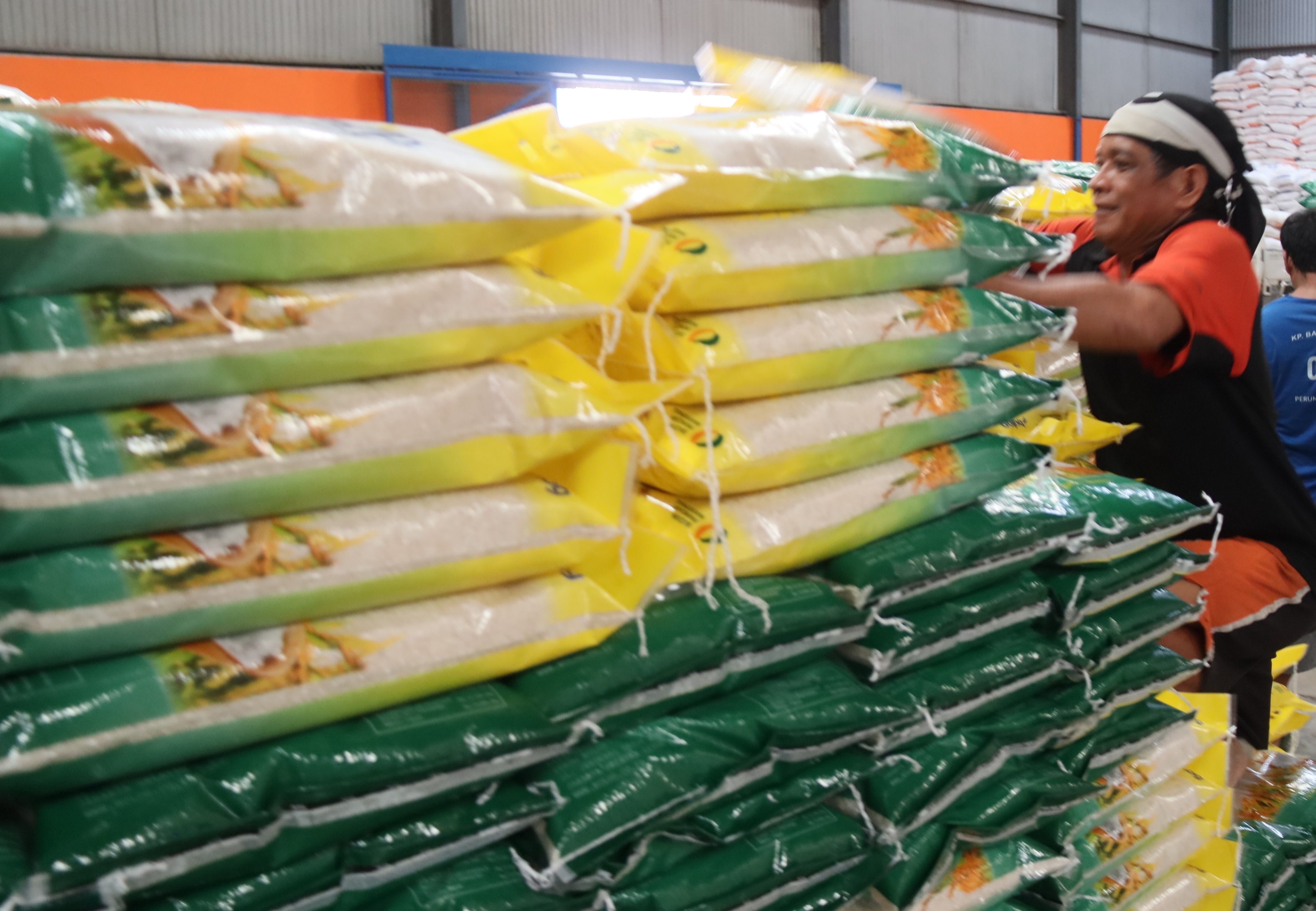 Seorang pekerjaan menyusun beras yang sudah dikemas di gudang Bulog Batam, Jumat (9/1).